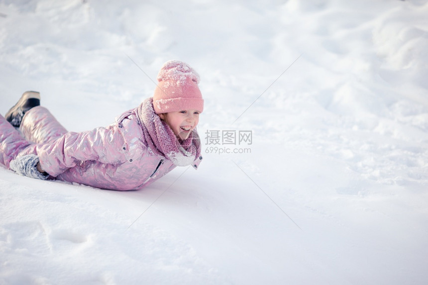 雪橇帽子假期可爱的快乐小姑娘在冬天雪滑时了Y贾米图片