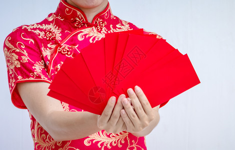 亚洲戴红包的裔女穿着青森衣新年人文化服装图片