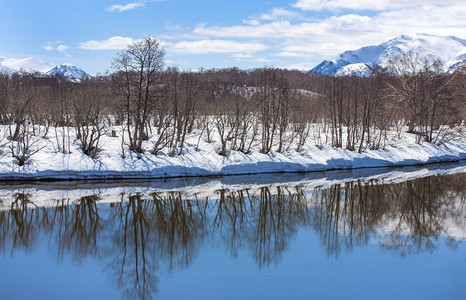 被积雪覆盖的河水反射高清图片素材