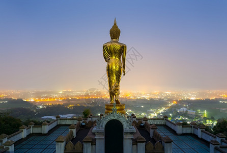 建造笏泰国南城背景的考诺伊寺大佛像古老图片