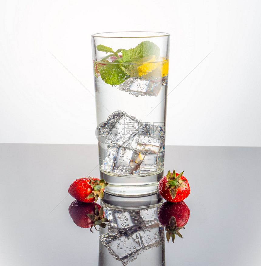 健康食物杯子上装有矿泉水的柠檬和薄荷深底玻璃上装有矿泉水的柠檬和薄荷酒精图片