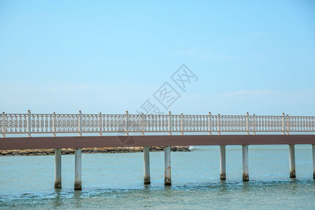 支撑反射来自海滨军码头的背景照片来源地标图片