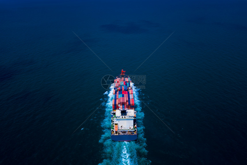 集装箱货船在夜间飞行过程中从无人驾驶飞机空中向公海航行的集装箱货船在国际海上的货运集装箱船轮国际商业运起重机泰国黑色的图片