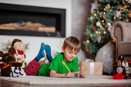 圣诞节在家画画的小男孩图片