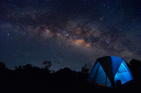 夜晚星空下的露营帐篷图片