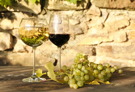 优质的瑞士拉瓦克斯地区葡萄和的玻璃和水晶簇图片