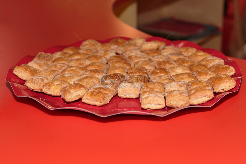 红板上的小薄饼红板上加糖类组的菲洛面条PhylloDough黄油饼干吃烹饪图片