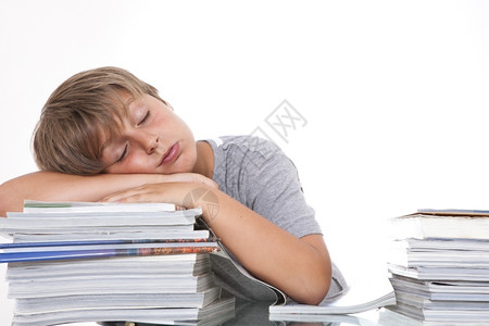 桩随意的收藏年轻学生睡在书上工作室拍摄图片