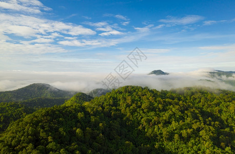 风景般的云海和雾在高山上漂浮美丽的高清图片素材