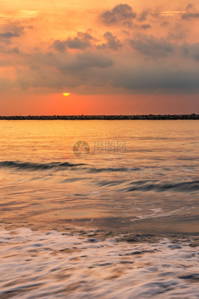 云清晨美丽的日出在海面上泰国Phitechaburi的HatChaoSamran海滩的地平线上暮早期的图片