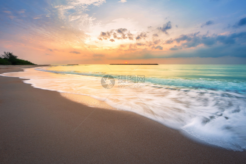 墙纸夏天清晨美丽的日出在海面上泰国Phitechaburi的HatChaoSamran海滩的地平线上洋图片