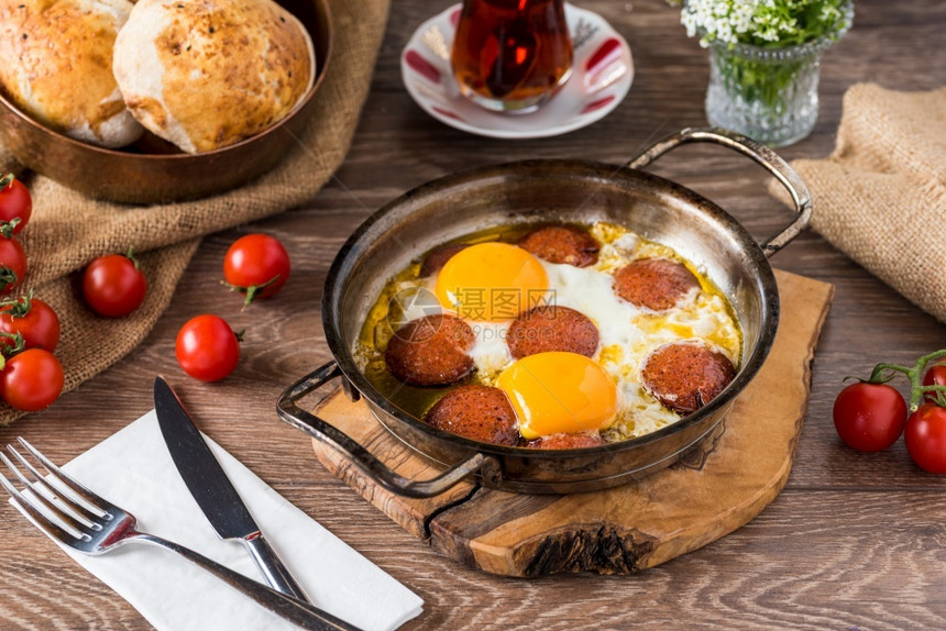 土耳其传统早餐土耳其香肠面和半熟蛋图片