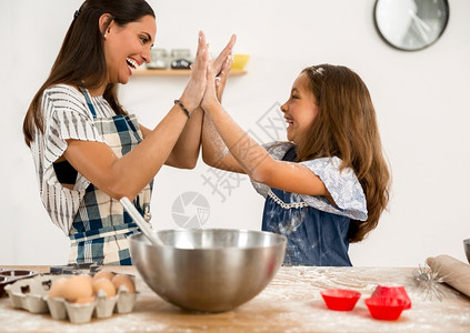 母亲和女儿在厨房玩得开心学习做蛋糕的一拍镜头家烹饪女图片