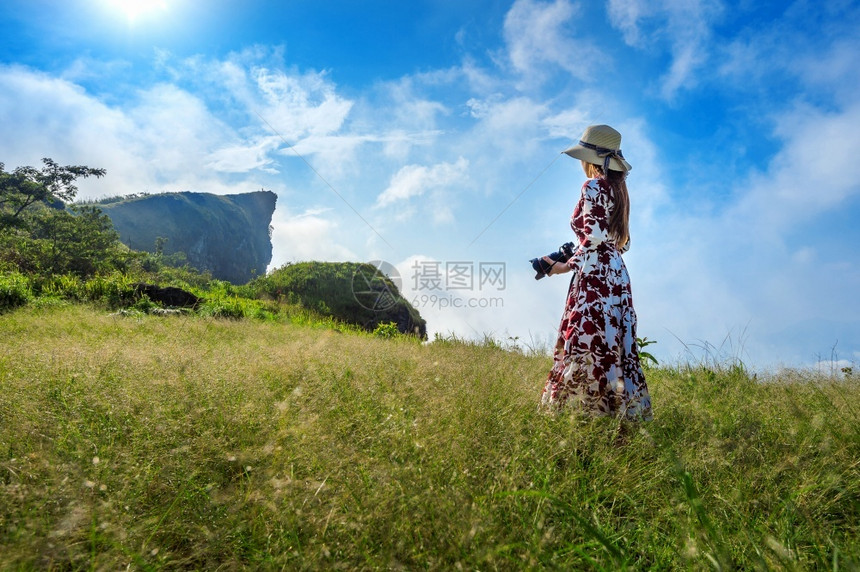 户外远足拍照的美女图片