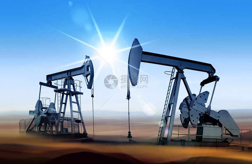 化学热公司的日落时中东石油泵沙漠地带的作业油泵图片