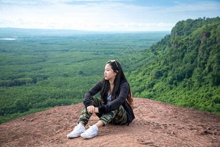 富泰国BuengkanHinSamWanPhuSing山顶上的年轻女子徒步旅行夏天万高清图片素材
