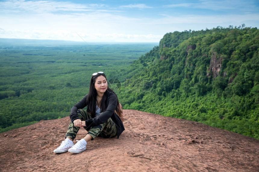 旅行运动岩石泰国BuengkanHinSamWanPhuSing山顶上的年轻女子图片