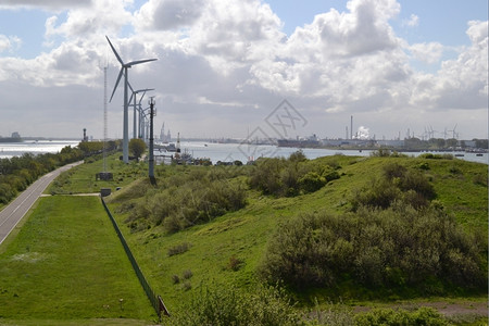 迪克在Rozenburg的国土上除了自然以外许多行业都能看到鹿特丹港荷兰新博特莱克背景