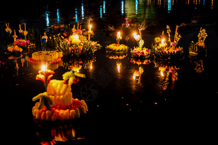 旅行假期湖LoyKrathong节是泰国每年在十二月全庆祝最流行的节日之一校对Portnoyunorg背景图片