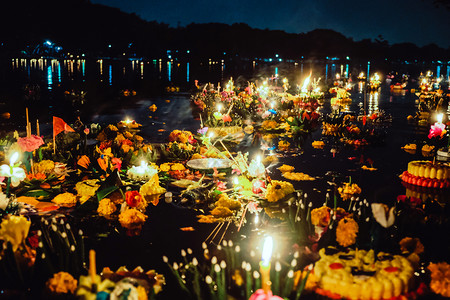 自然LoyKrathong节是泰国每年在十二月全庆祝最流行的节日之一校对Portnoyunorg灯光现象背景图片