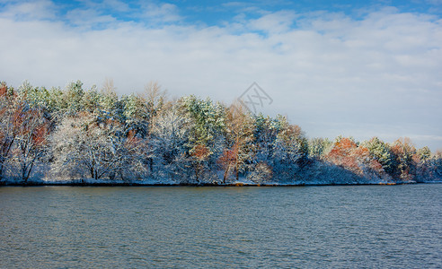 旅行冬天的河流景观和覆盖着白霜的树枝在阳光明媚的日子里冬季景观场户外高清图片素材