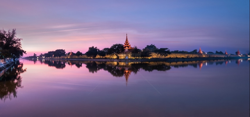 缅甸三幅图象全景与著名的缅甸城堡或皇家宫Fort或皇家宫的曼德勒市景色相近户外宗教地标图片