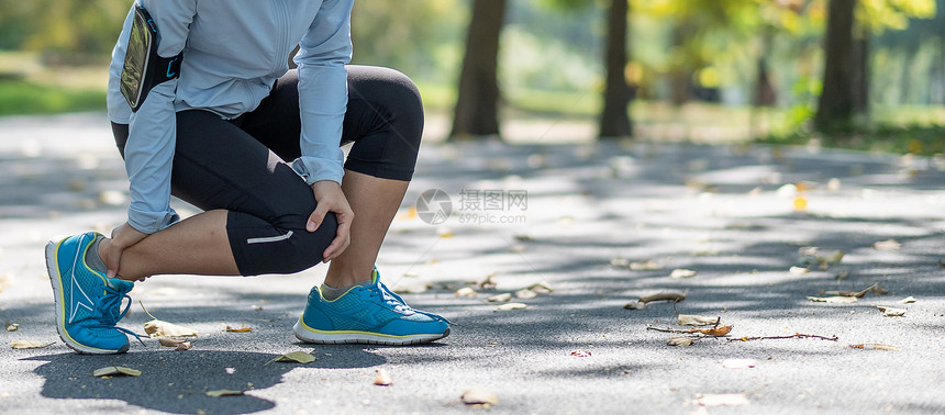 户外锻炼受伤的女人图片