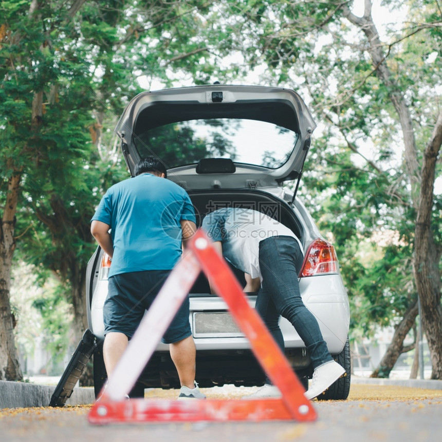 专业的亚洲男子在街上发生汽车故障后在中找到修理工具发动机问题概念或专业机械师的事故和紧急帮助街道服务图片