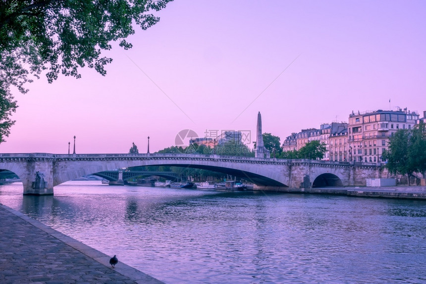 历史城市景观建造法国夏日清晨巴黎塞纳河堤岸和桥及驳船在西纳河堤岸的海边早图片