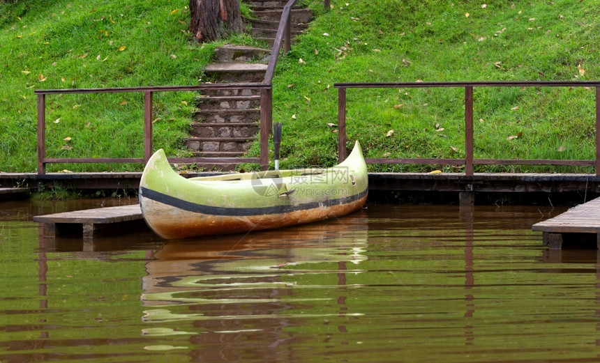 反射传统的湖上一艘船停在码头上湖的船停在码头草图片