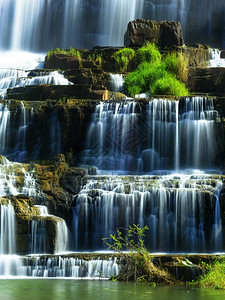 流媒体热带雨林景观越南大拉特邦古尔瀑布流惊人的花图片
