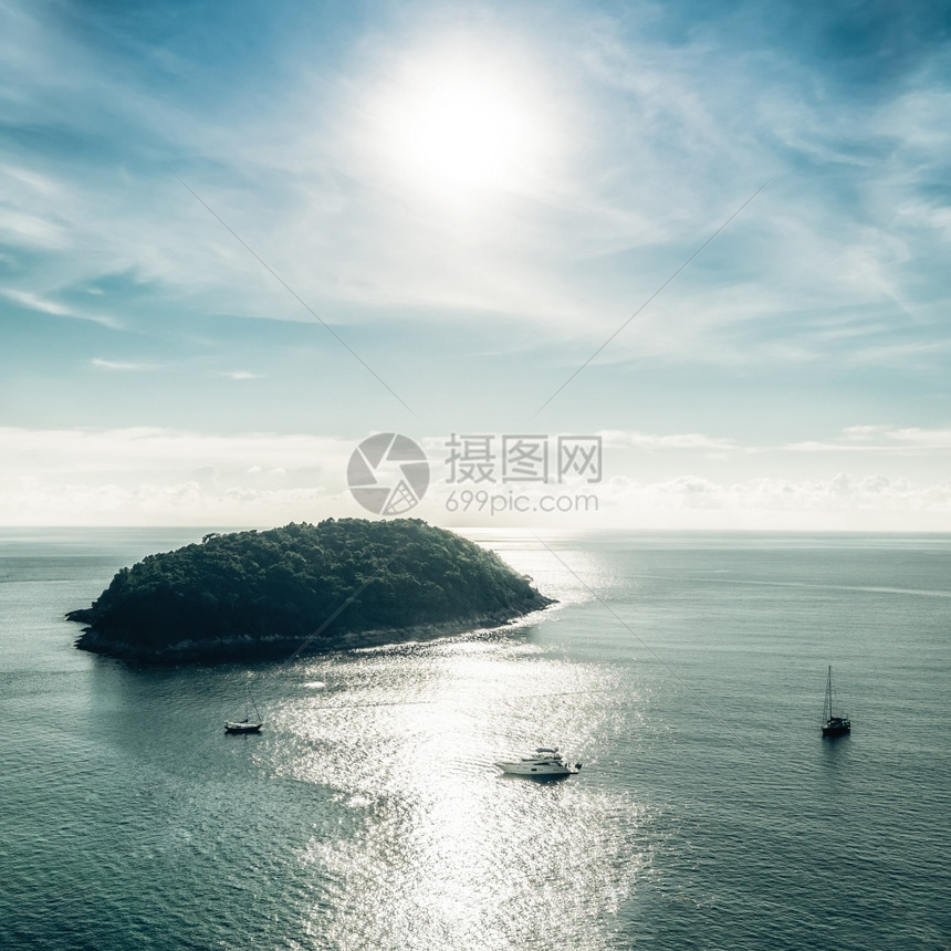 热带海洋景观在光开岛附近有游艇的热带海洋风景自然山阳光图片