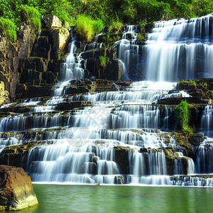 亚洲美丽的天堂热带雨林景观越南大拉特邦古尔瀑布流图片
