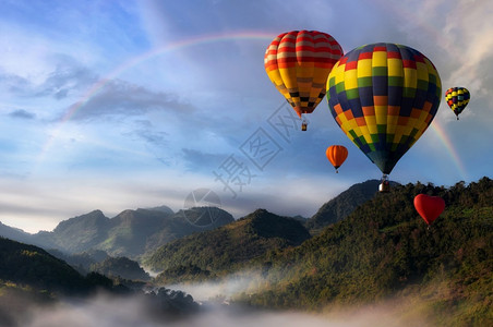 彩虹气球素材日出热气球飞过山顶清晨雾中彩虹在DoiInthanon观视点的天边清迈隐藏的天堂清迈温气球与风景山泰国优美背景