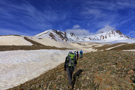 一群岩石登山追踪高清图片