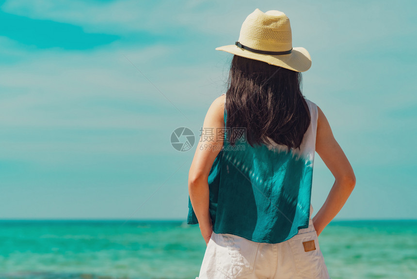 在海边度假的女人图片