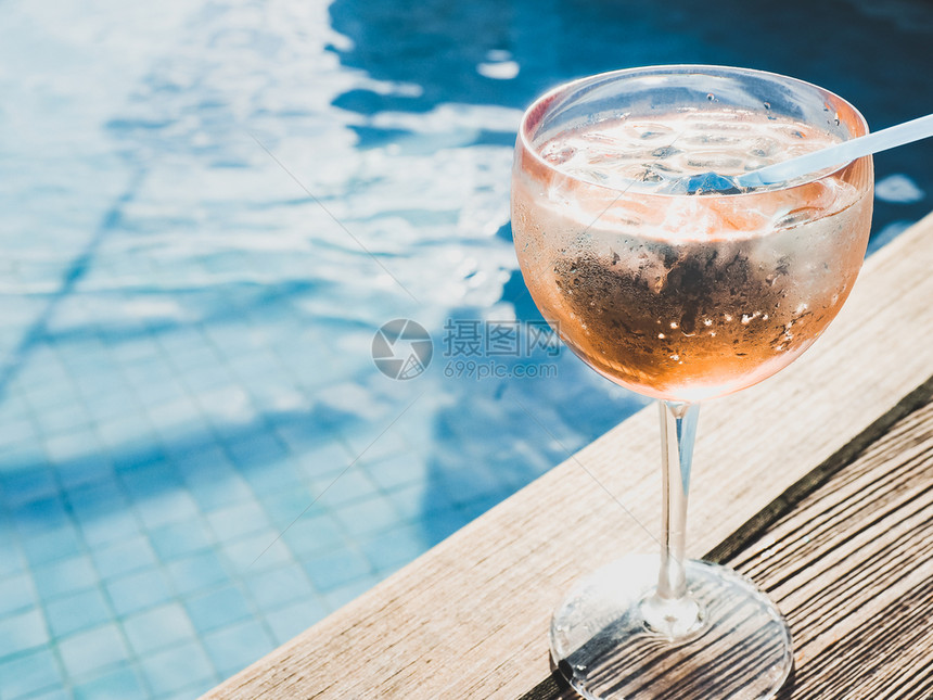 海滩蓝色的美丽玻璃和粉红鸡尾酒及冰立方体在泳池的底座上蓝色水面观光在海上巡洋时特勤休息漂亮的玻璃和粉红色鸡尾酒及冰立方体旅行图片