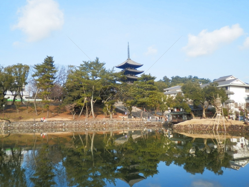 天际线池塘与日本奈拉Kofukukuji寺五所古塔的萨拉瓦庞德佛教徒图片