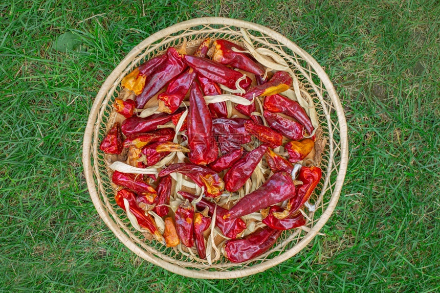 在绿色草地上的黑碗中干红辣椒顶视景色在家里旋转和加工在绿色草地上的黑碗中干红辣椒顶视景色盘子墨西哥人蔬菜图片