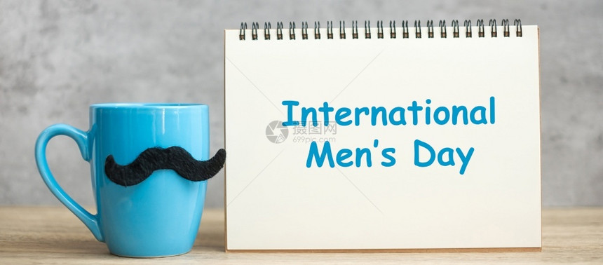 国际男子日纸笔蓝咖啡杯或茶黑胡子装饰品在桌边快乐父亲节和庆祝概念热的快乐男士图片