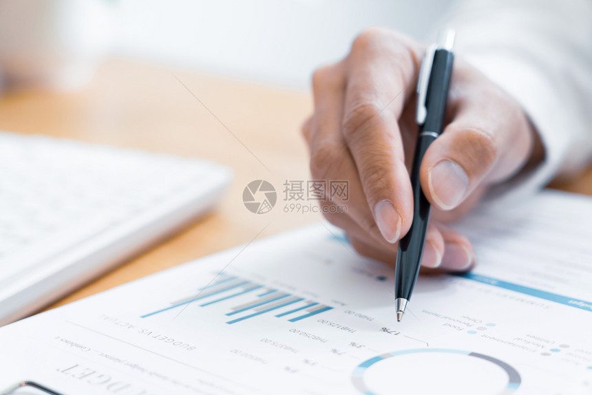 投资Businessman在办公室工作时用笔签合同完成申请表填写文件并用笔签合同写字阅读和应用签名图片