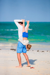 爸爸带小孩在海边玩耍度假图片