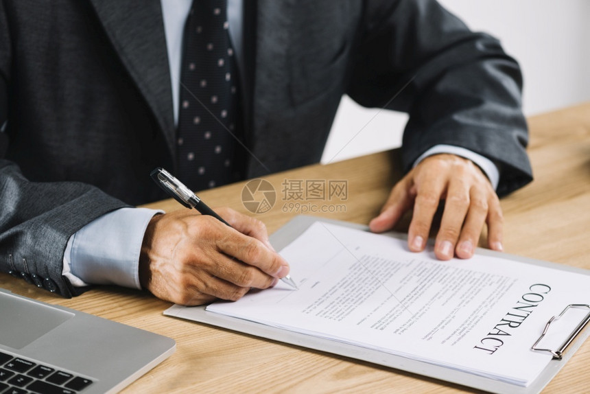 男律师与笔记本板签合同高分辨率照片优质商人金融办公室图片