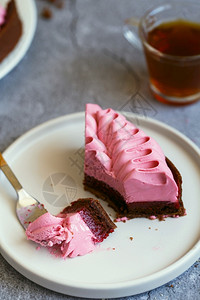 生日填充美味的迷你小果塔饼配坚和奶油一块蛋糕吃甜点叉纸杯蛋糕背景图片
