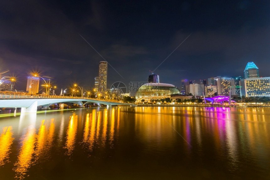 著名的新加坡夜间天际城市景色MarinaBay是位于新加坡中部地区的海湾在新加坡中央地区一种桥图片