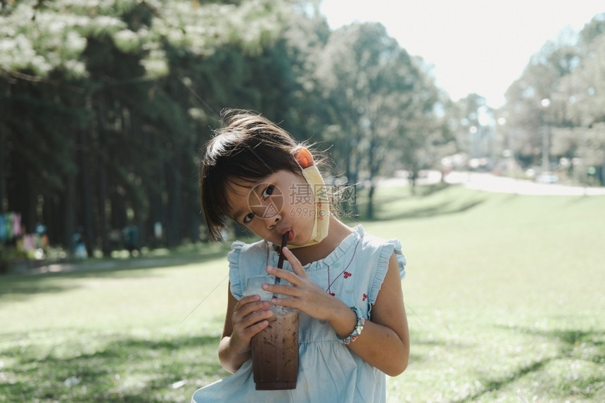 夏天户外可爱的小女孩图片