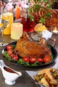 为纪念感恩节在日晚宴桌上的蔬菜盘子烤火鸡棍休息午餐炙烤图片