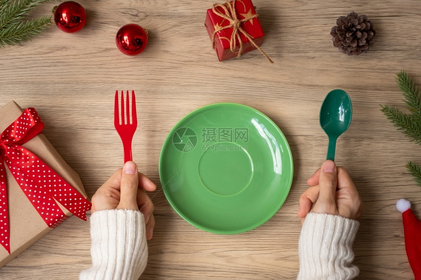 厨房圣诞快乐车牌叉子和勺放在木桌背景Xmas派对和新年快乐概念最佳装饰风格图片