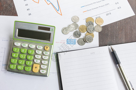 金融堆叠有计算器笔和注解本的硬币关于财务图表纸商业概念钱分享图片