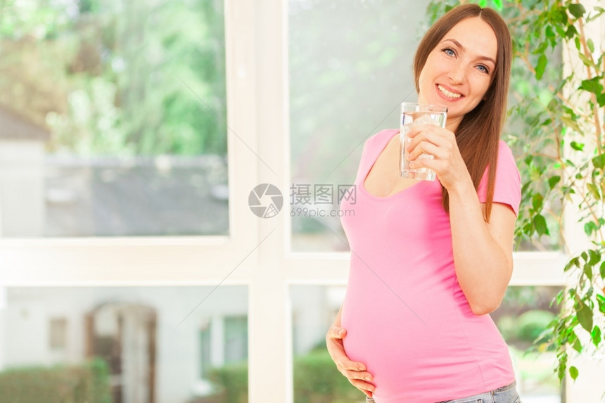 标签相片照怀着一杯水的微笑孕妇腹部母图片